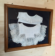 Bild mit Kinderkleid.png